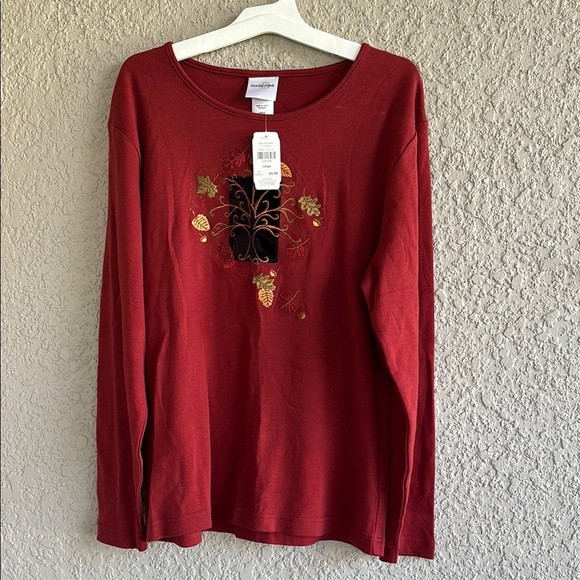 Elegant Red Embroidered Sweatshirt - Picture 1 of 10